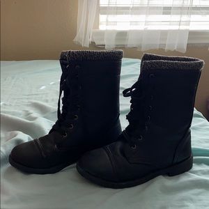Black past ankle boots.